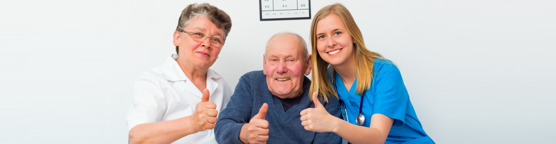 nurse and senior couple doing a thumbs up
